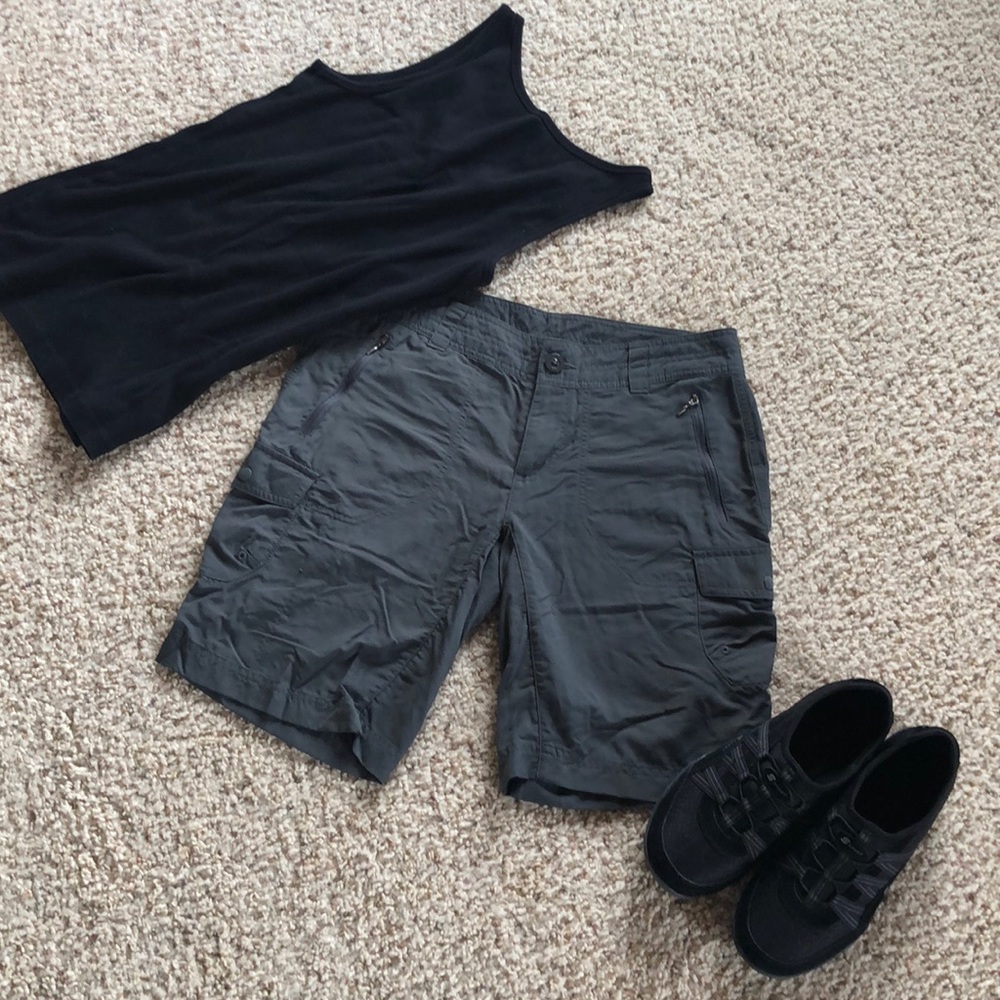 Colombia gray quick-dry shorts with cargo pockets.